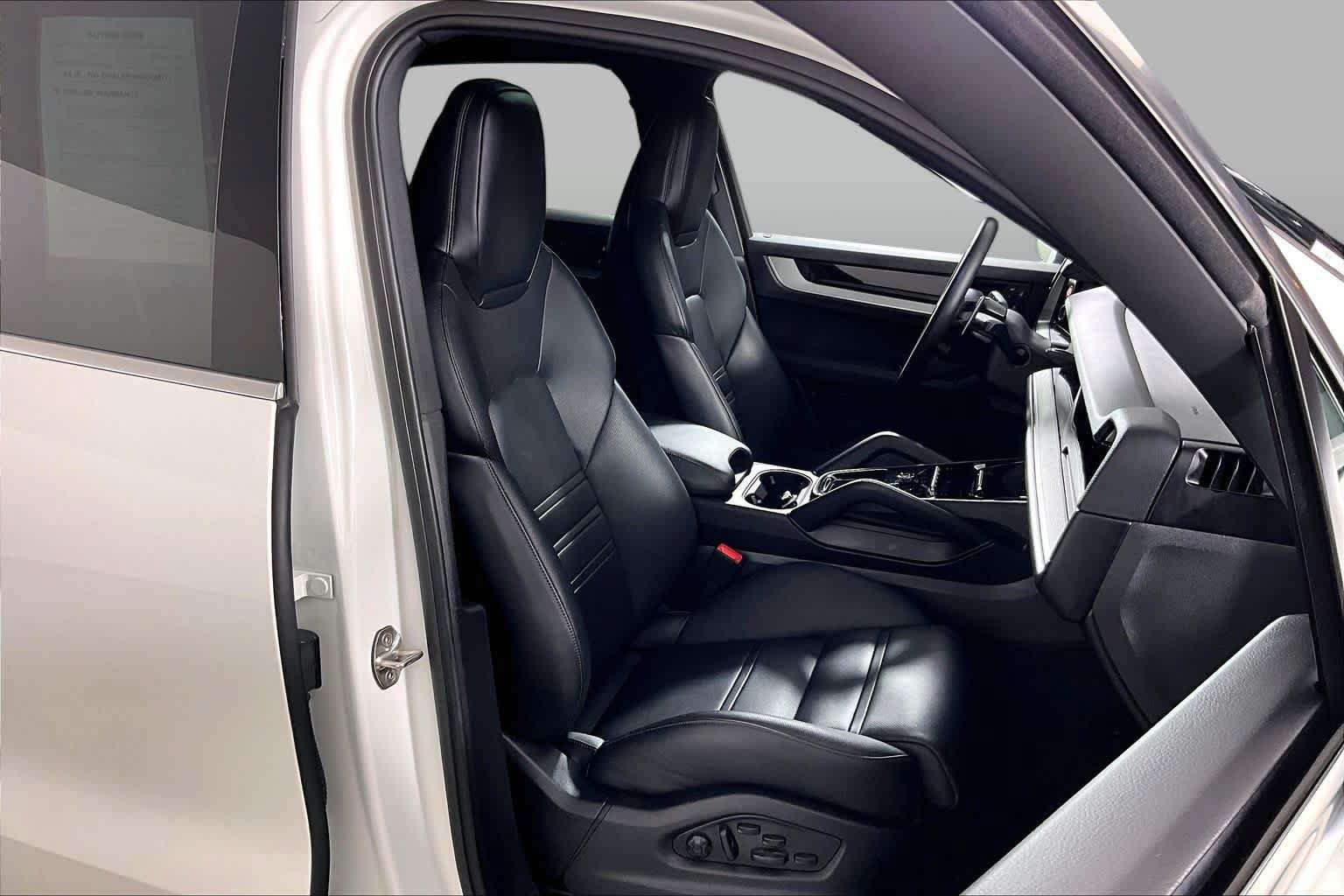 Used 2024 Porsche Cayenne AWD/4WD image 8