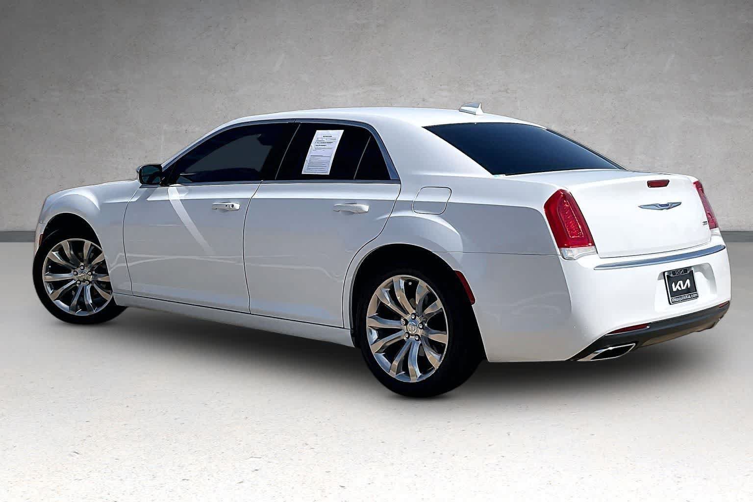 Used 2018 Chrysler 300 Touring w/ Chrome Appearance Package RWD image 4