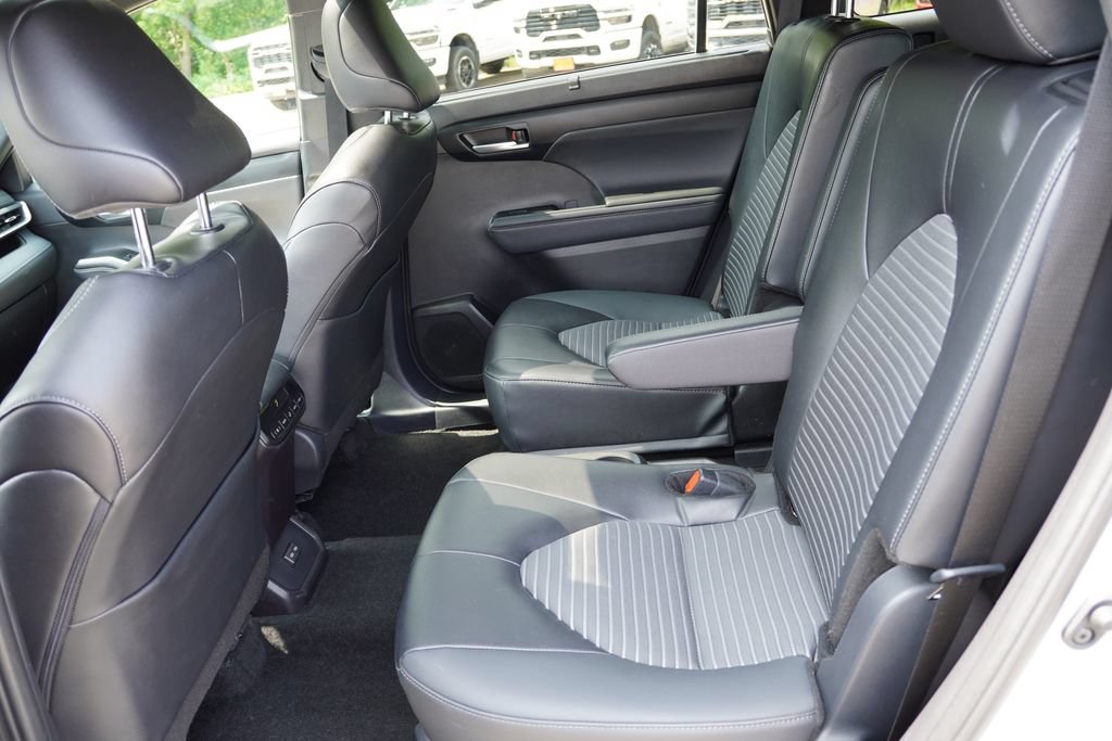 Used 2025 Toyota Highlander XSE AWD/4WD image 17