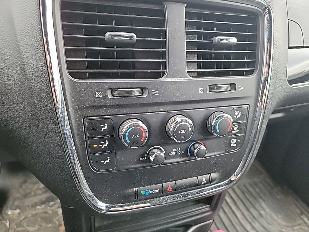 Used 2016 Dodge Grand Caravan SE image 35