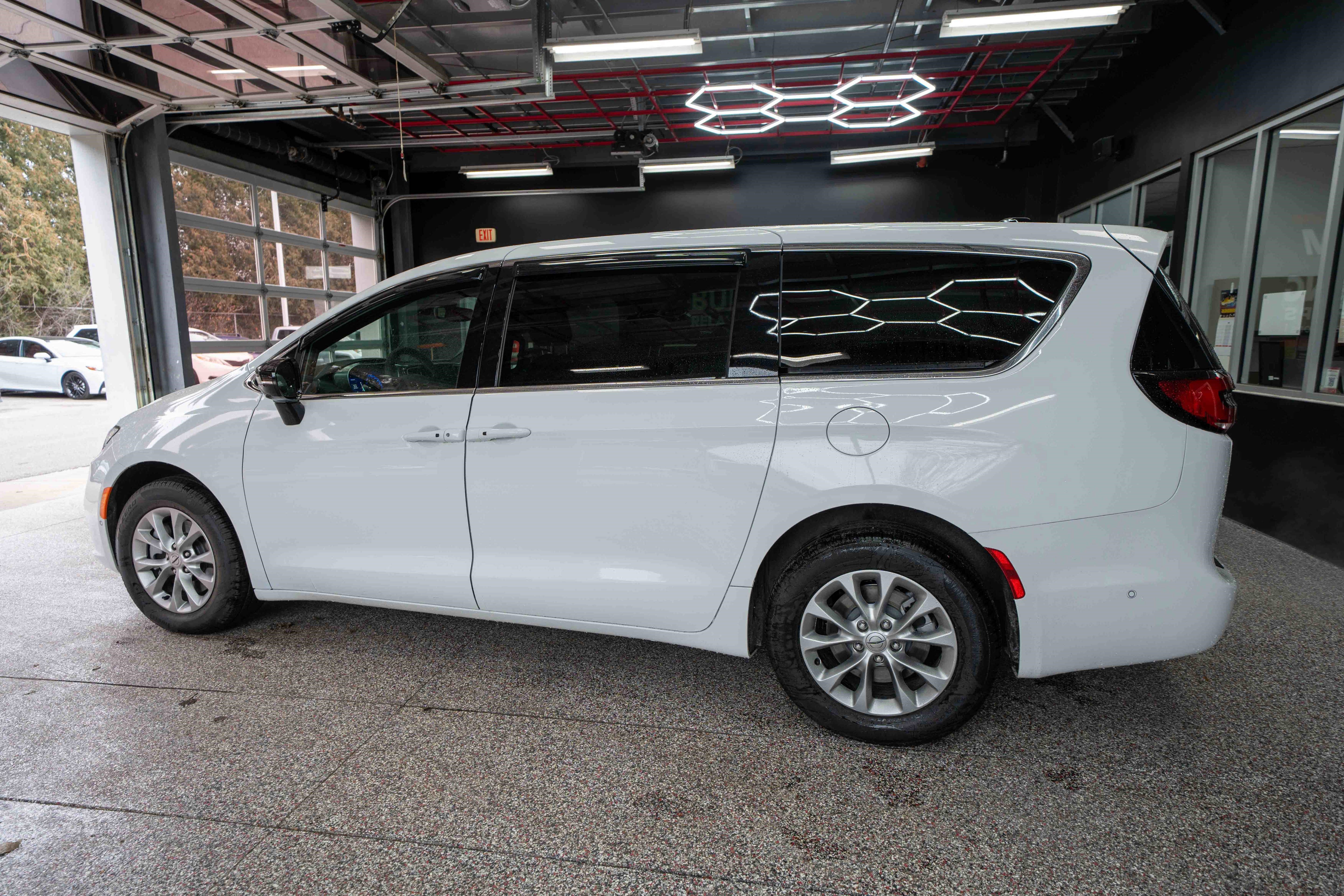 Used 2025 Chrysler Pacifica Select image 2