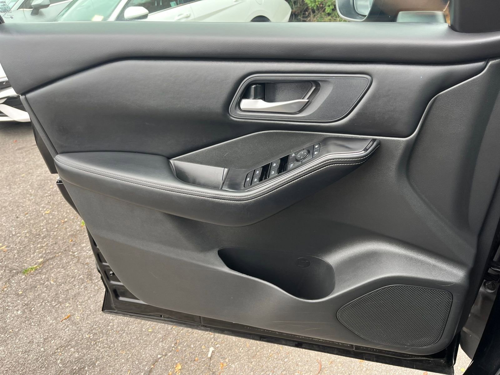 Used 2025 Nissan Rogue SV FWD image 18