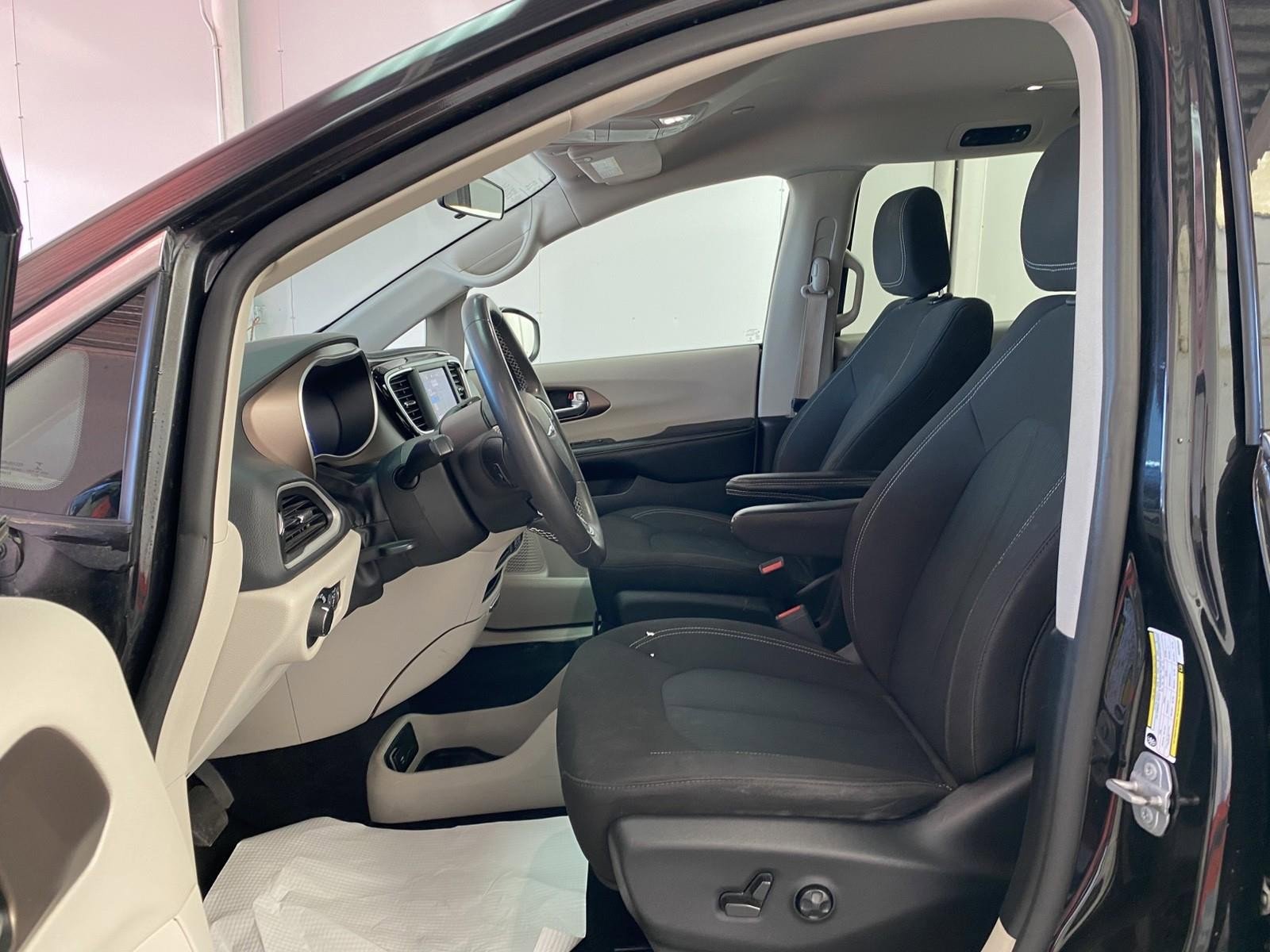 Used 2022 Chrysler Voyager LX image 21