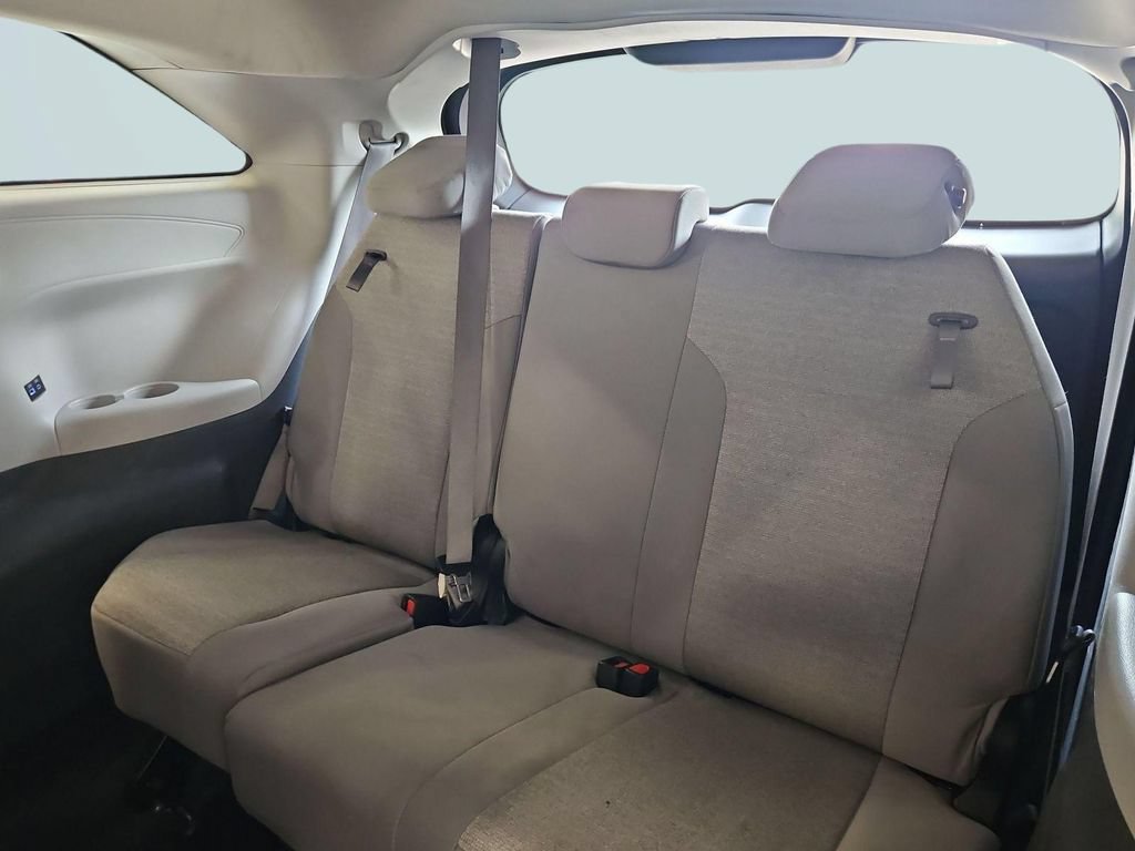 Used 2024 Toyota Sienna LE FWD image 33