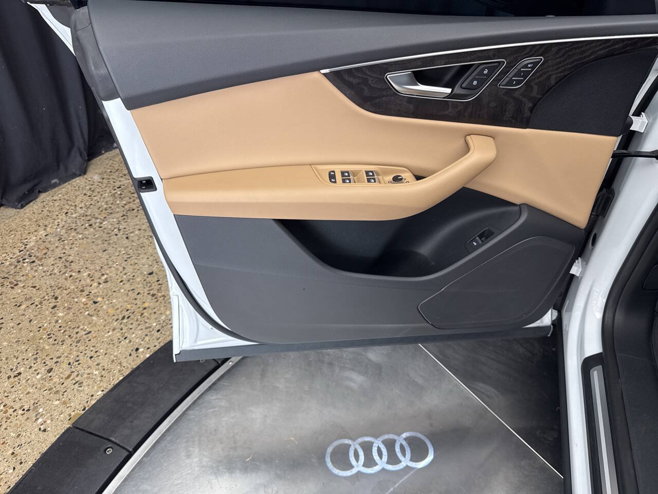 Used 2023 Audi Q8 Premium w/ Convenience Package AWD/4WD image 5