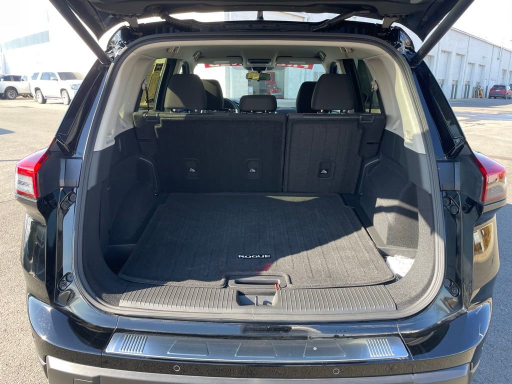 Used 2025 Nissan Rogue SV image 7