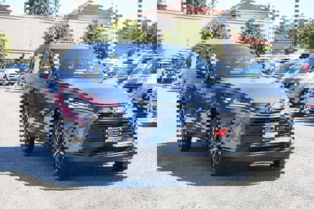 Used 2024 Toyota Venza LE AWD/4WD image 3