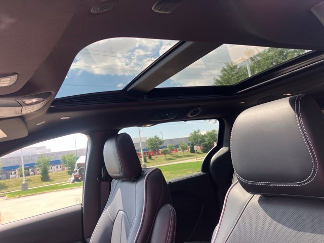 New 2027 Chrysler Pacifica Limited AWD/4WD image 22