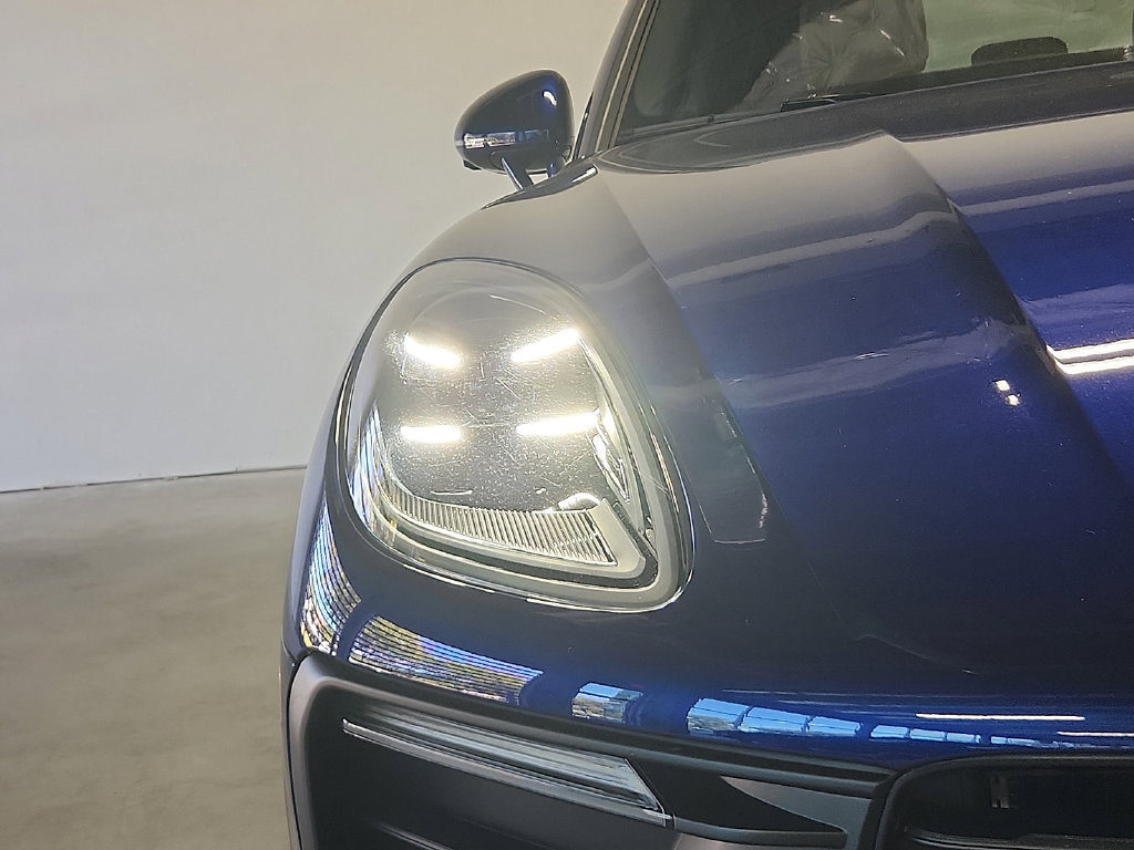 Used 2026 Porsche Macan AWD/4WD image 9