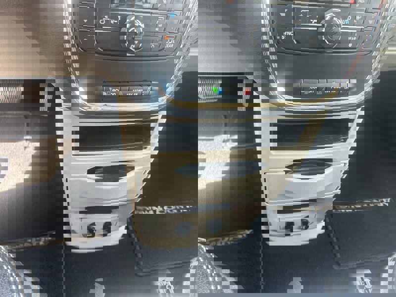 Used 2016 Chrysler Town & Country Touring image 13