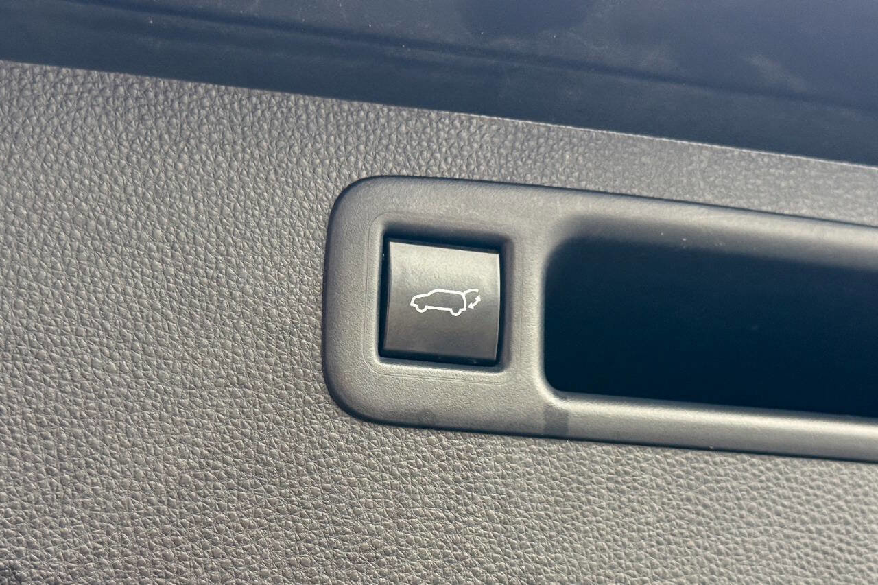 Used 2020 Toyota Highlander LE image 21