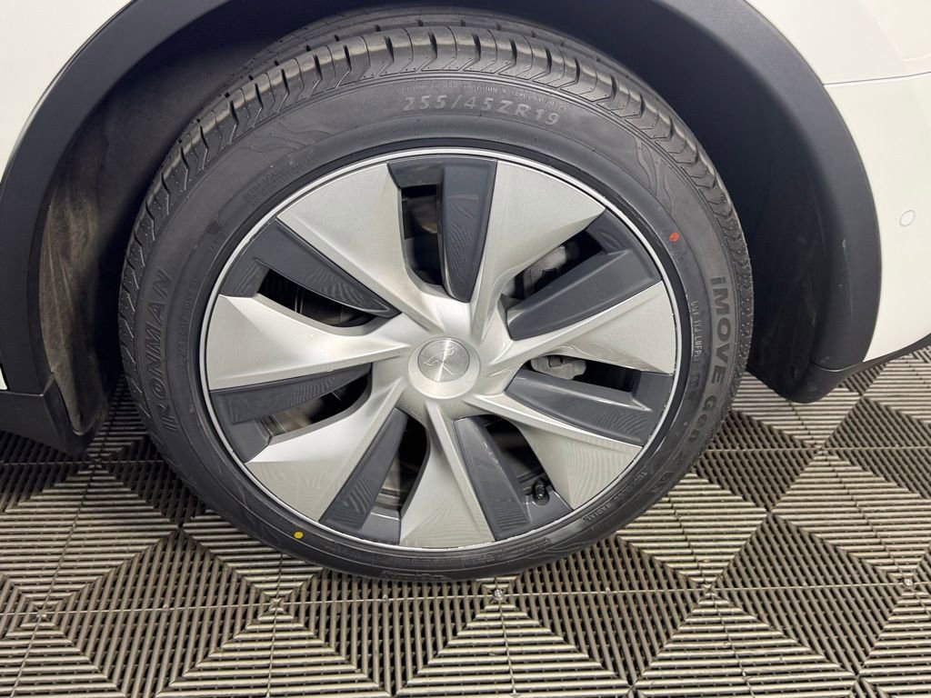 Used 2021 Tesla Model Y Long Range image 10