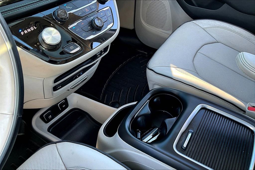 Used 2018 Chrysler Pacifica Limited image 17