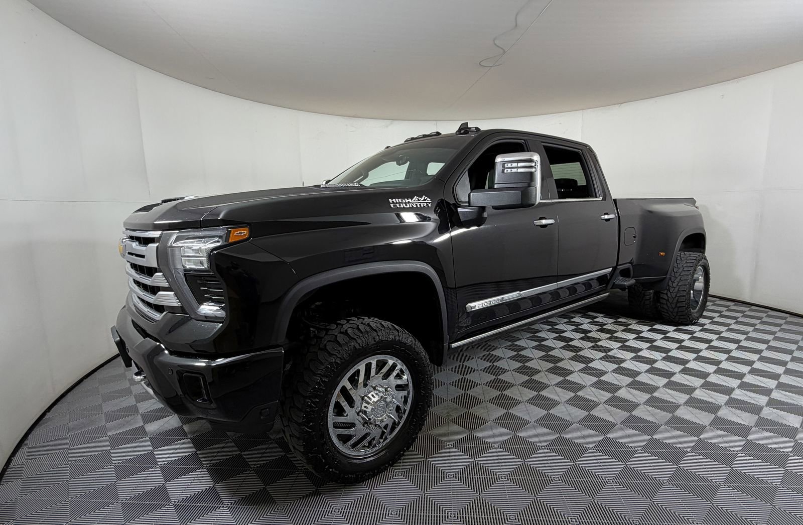 Used 2024 Chevrolet Silverado 3500 High Country w/ Technology Package AWD/4WD image 2