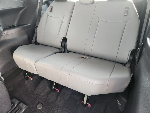 Used 2026 Toyota Sienna XLE FWD image 31