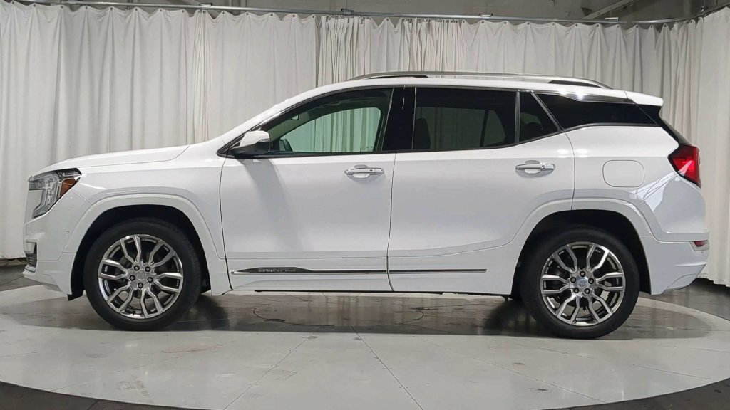 Used 2024 GMC Terrain Denali w/ Denali Premium Package AWD/4WD image 5