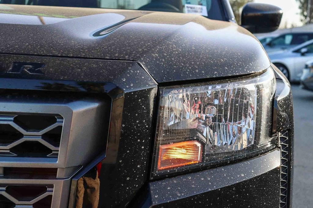 Used 2023 Nissan Frontier SV image 7