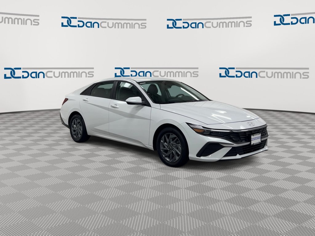 Used 2024 Hyundai Elantra SEL FWD image 2
