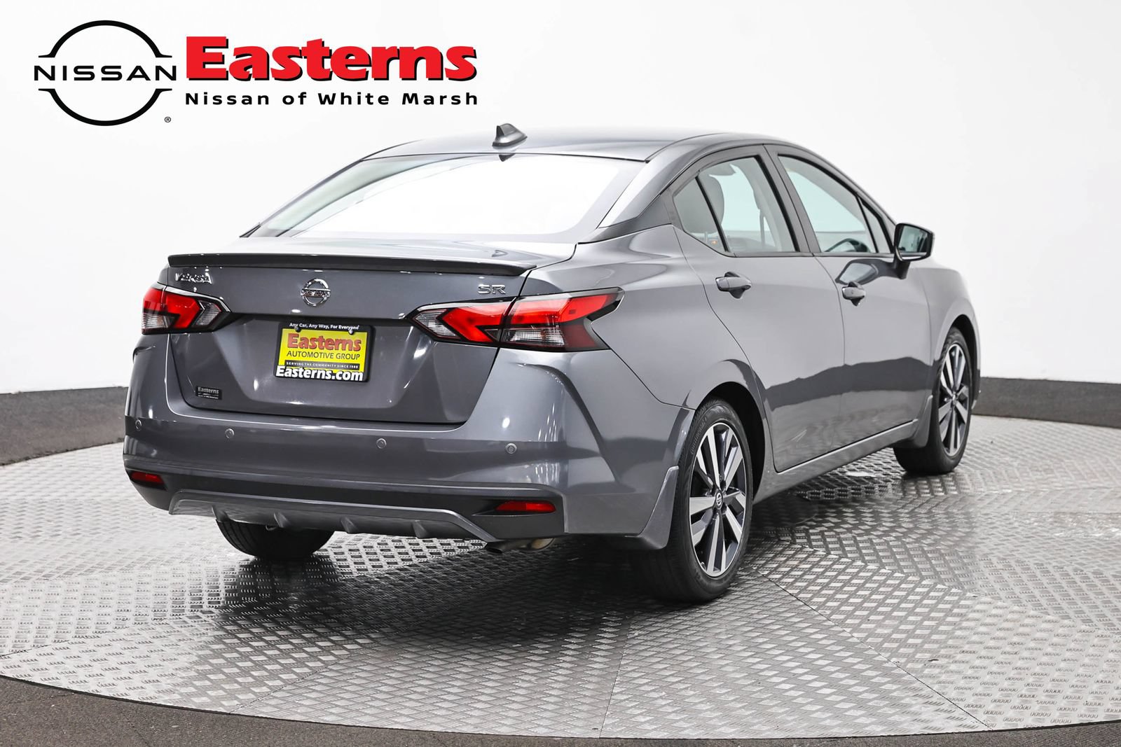Used 2021 Nissan Versa SR FWD image 5