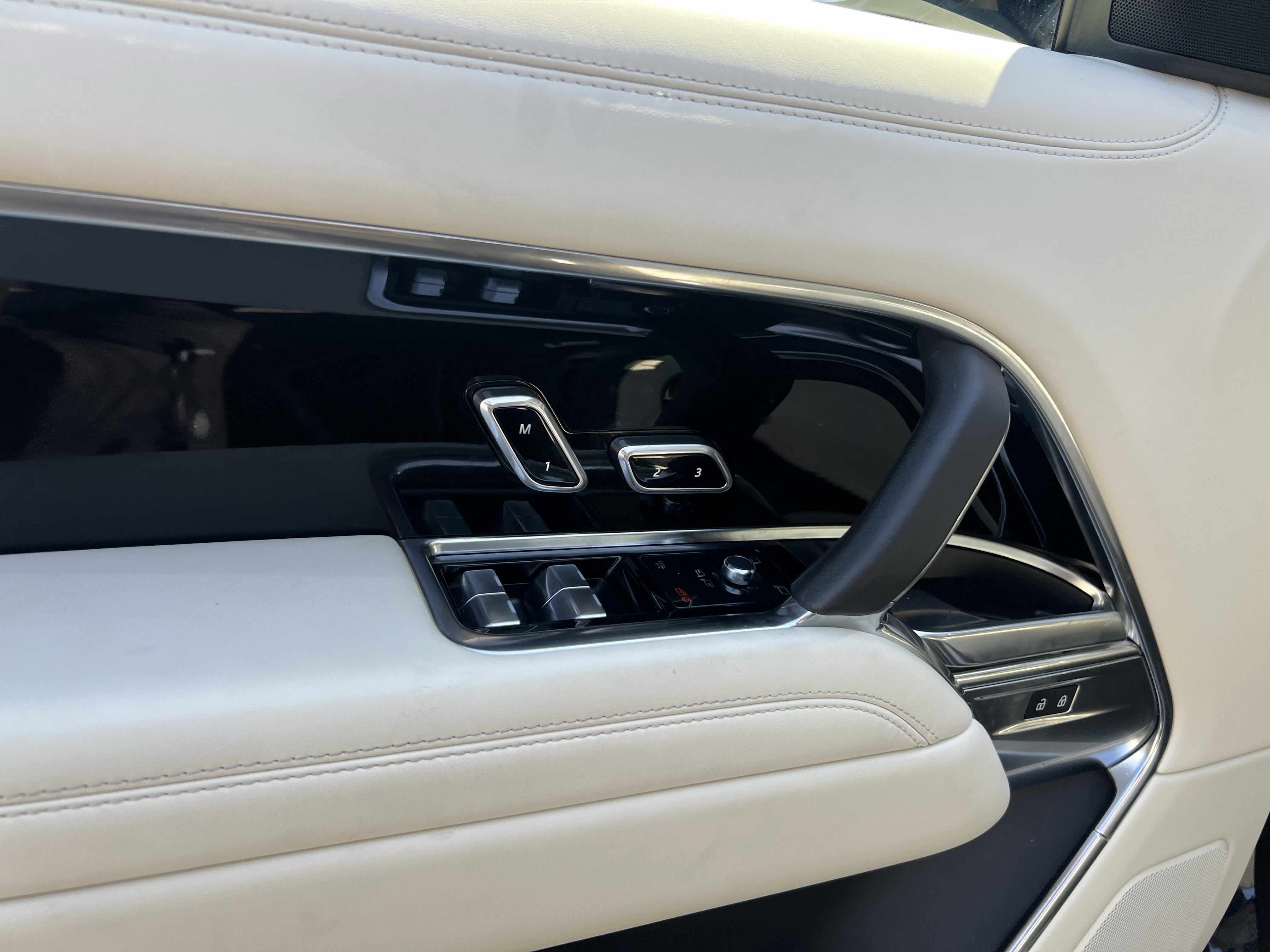 Certified 2023 Land Rover Range Rover Long Wheelbase SE image 13