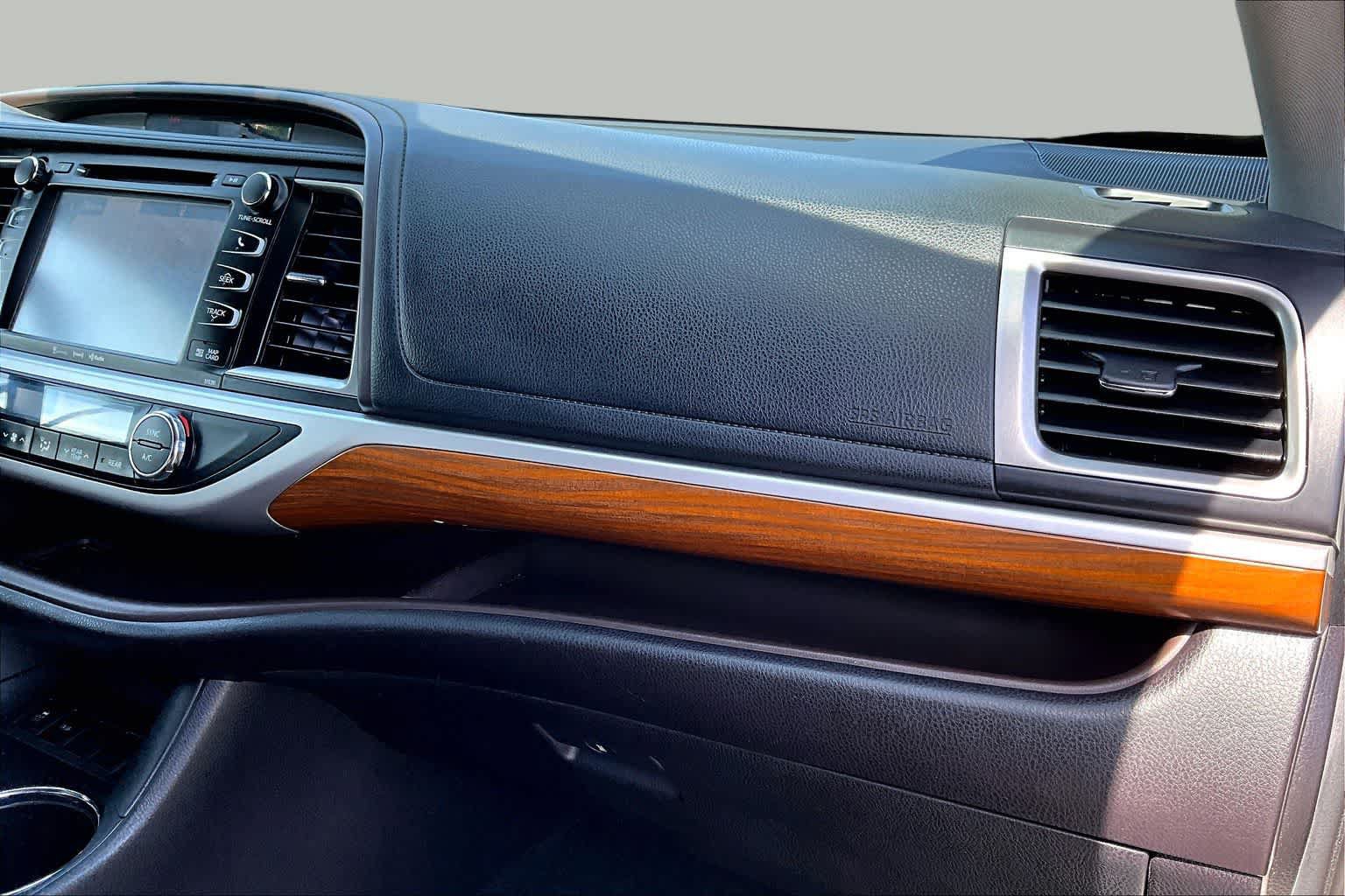 Used 2019 Toyota Highlander Limited Platinum FWD image 17