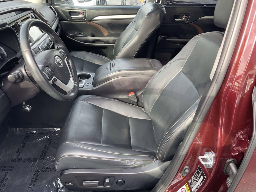 Used 2019 Toyota Highlander XLE image 28