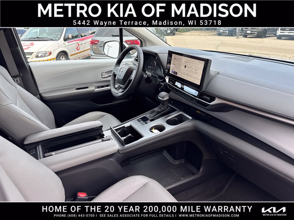 Used 2025 Toyota Sienna XLE AWD/4WD image 51