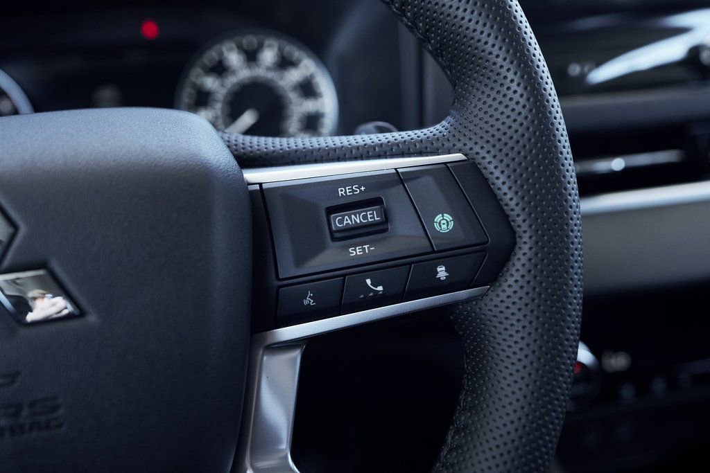 Used 2025 Mitsubishi Outlander SE image 36