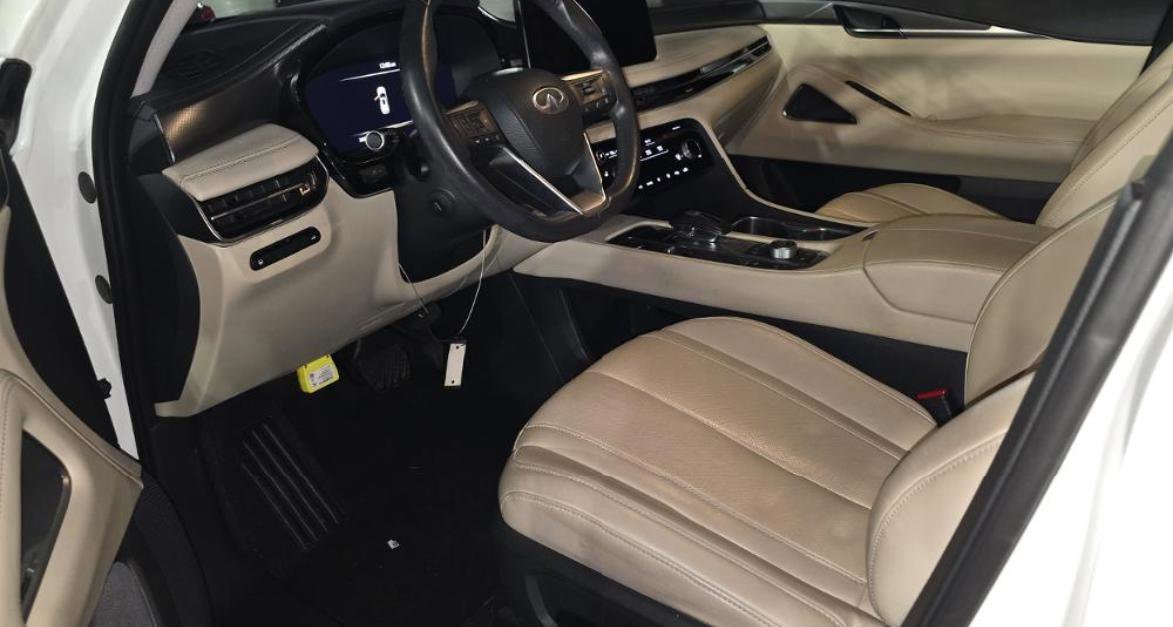 Certified 2023 INFINITI QX60 Luxe w/ Performance Audio Package image 9