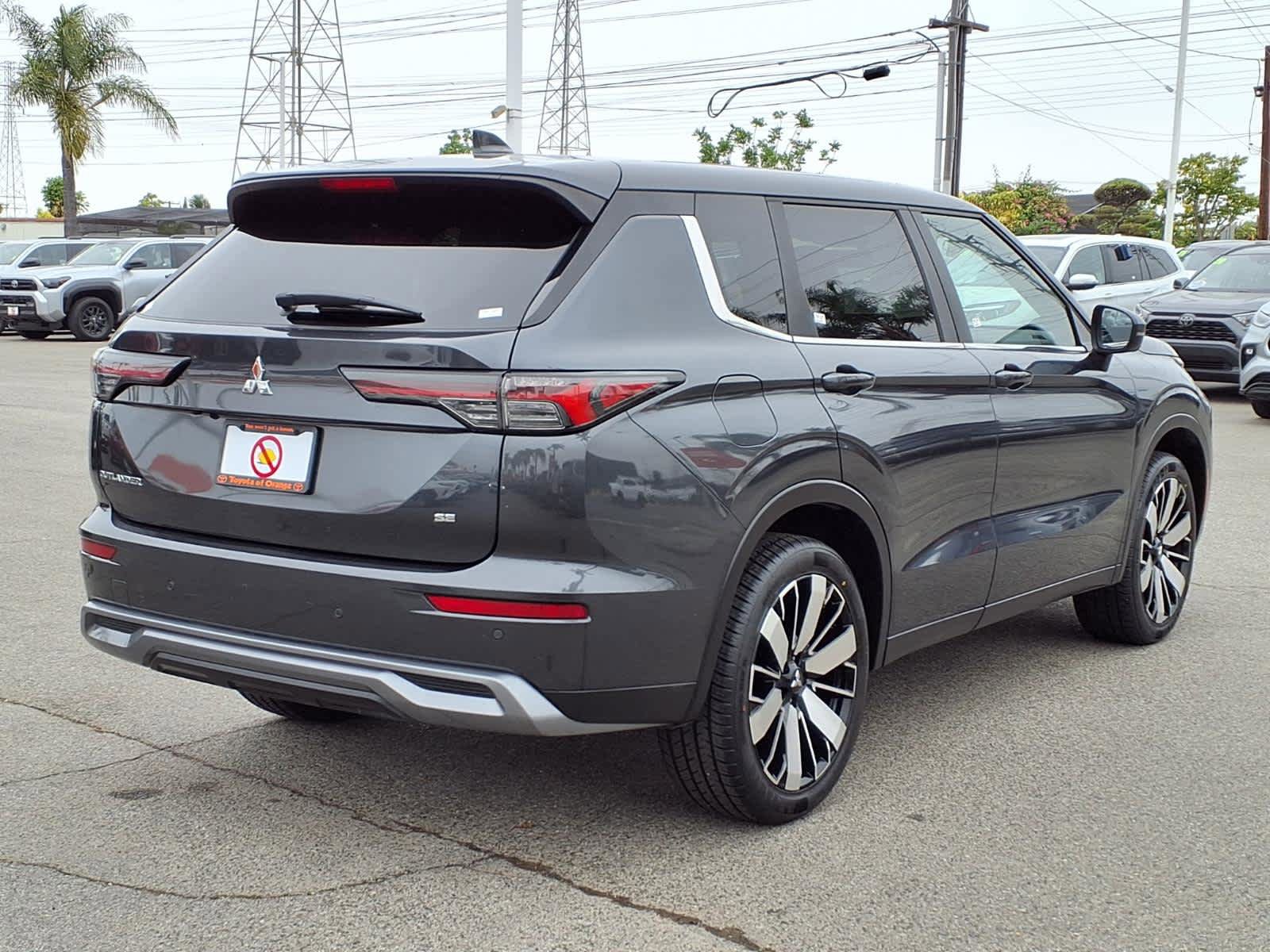 Used 2025 Mitsubishi Outlander SE FWD image 9