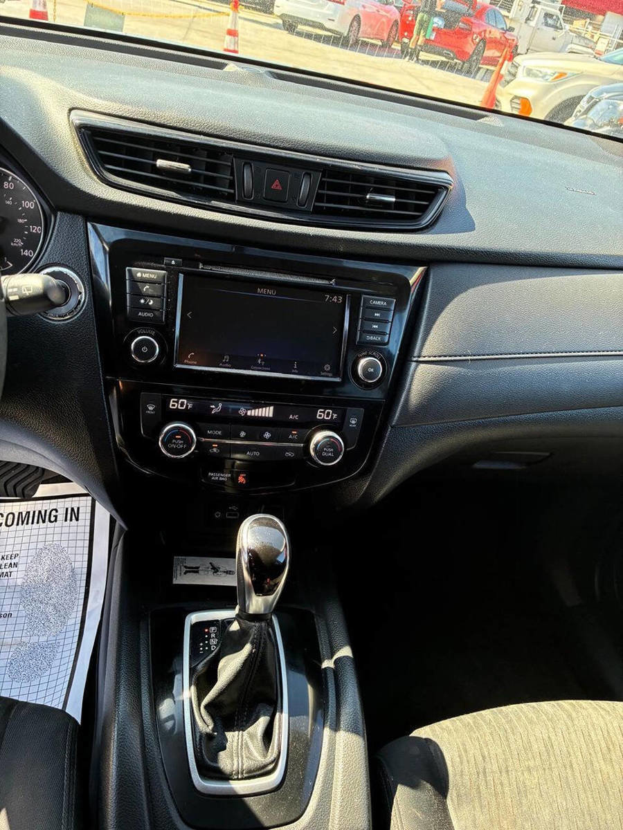 Used 2018 Nissan Rogue SV image 3