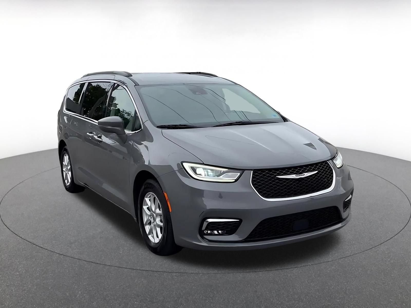 Used 2022 Chrysler Pacifica Touring-L FWD image 3