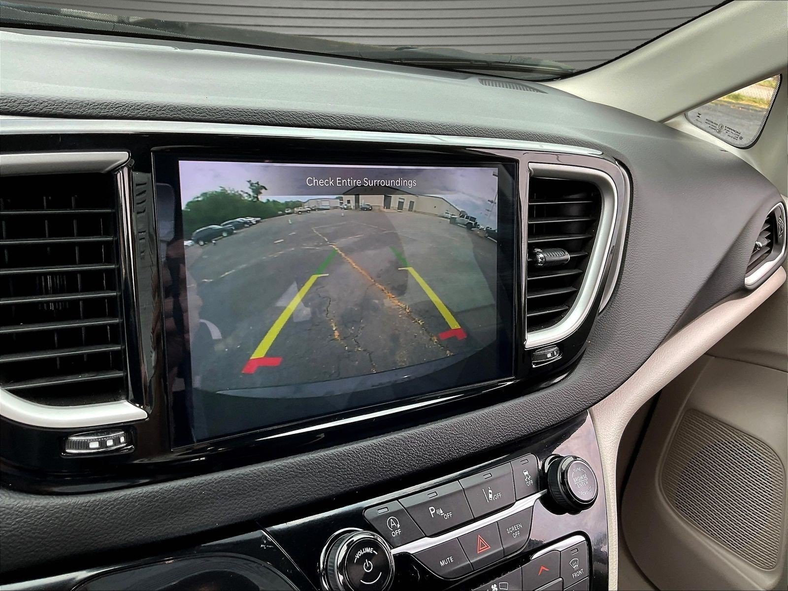 Used 2024 Chrysler Pacifica Touring-L FWD image 14