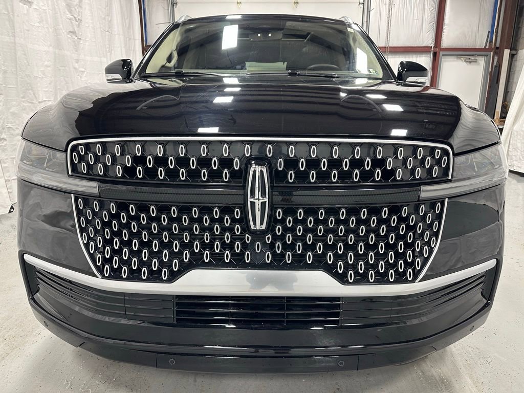 Used 2025 Lincoln Navigator Reserve image 2