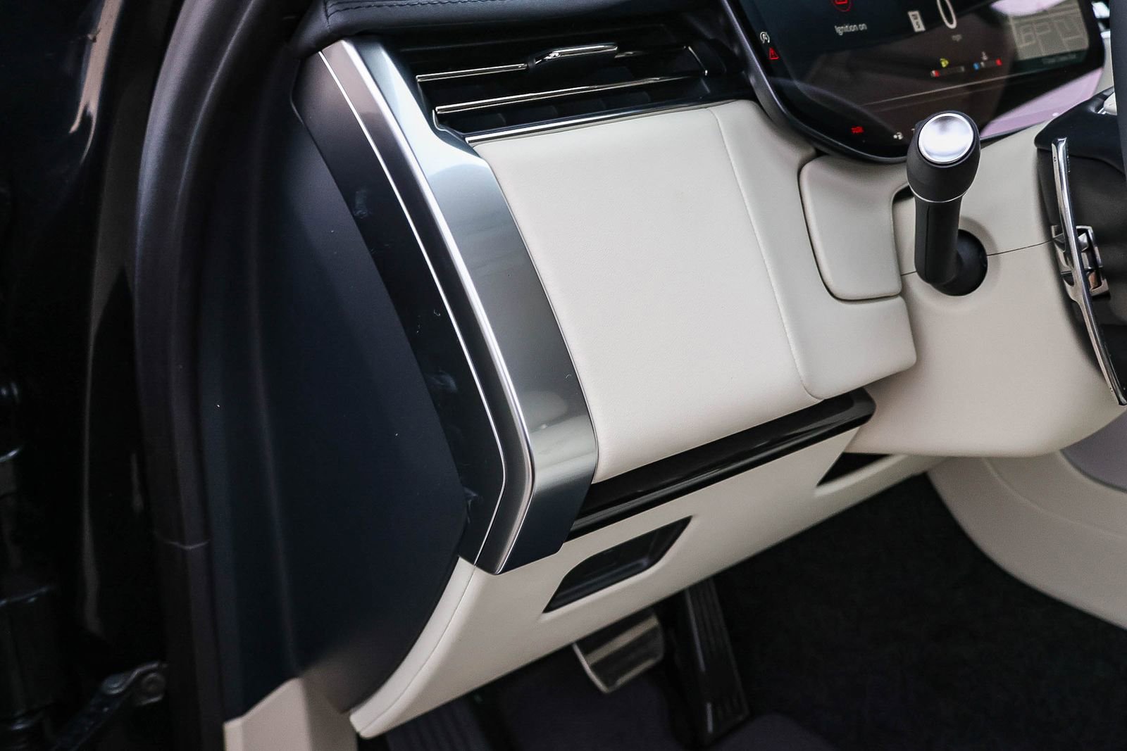 New 2026 Land Rover Range Rover SE image 32