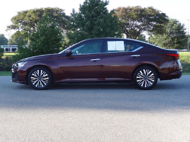 Used 2024 Nissan Altima 2.5 SV w/ SV Premium Package FWD image 2