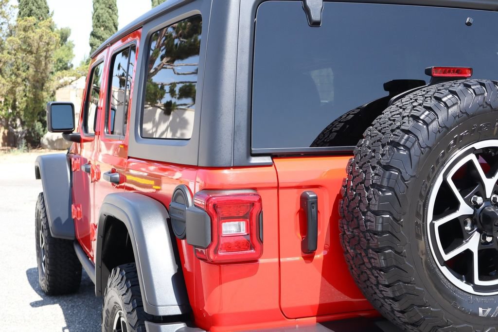 Used 2025 Jeep Wrangler Unlimited Rubicon w/ Convenience Group AWD/4WD image 16