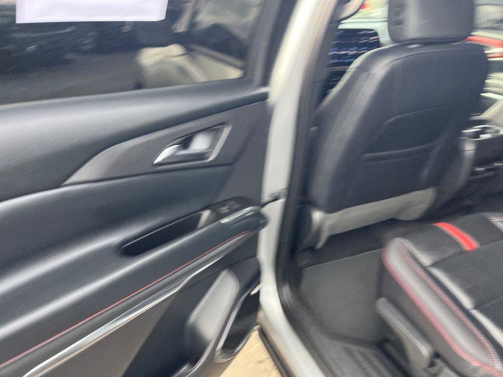 Used 2025 Chevrolet Traverse RS AWD/4WD image 23