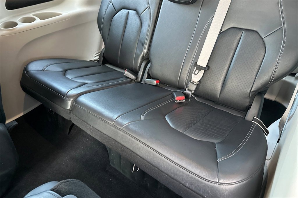 Used 2022 Chrysler Pacifica Touring-L image 12