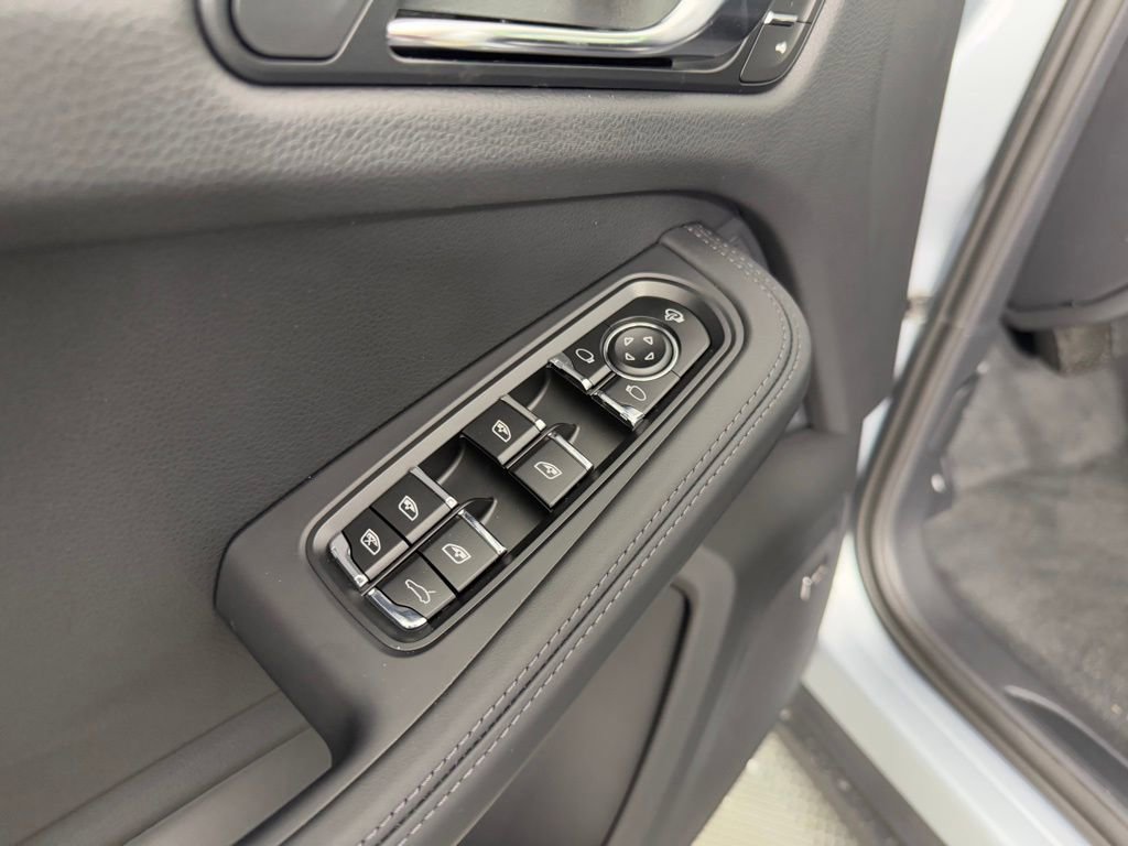Certified 2026 Porsche Macan AWD/4WD image 23