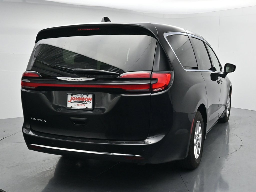 Used 2023 Chrysler Pacifica Touring-L FWD image 6