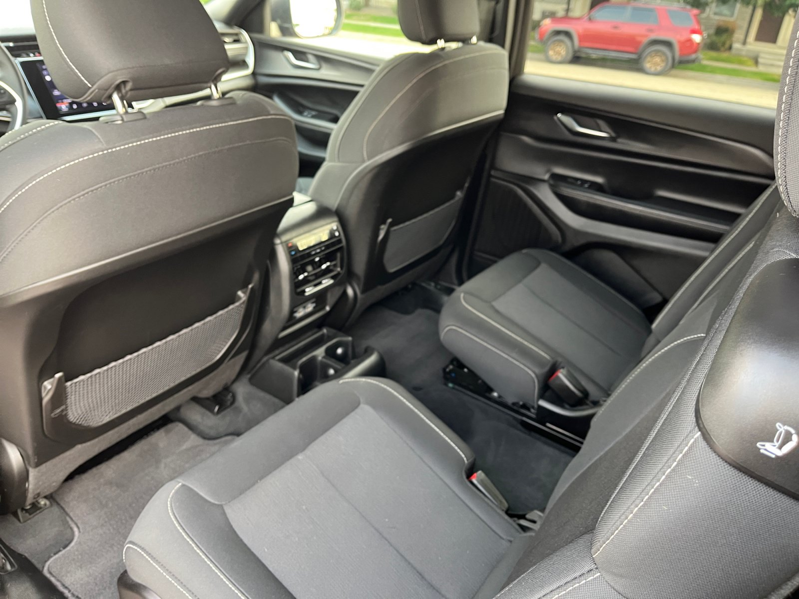 Used 2024 Jeep Grand Cherokee L Laredo AWD/4WD image 17