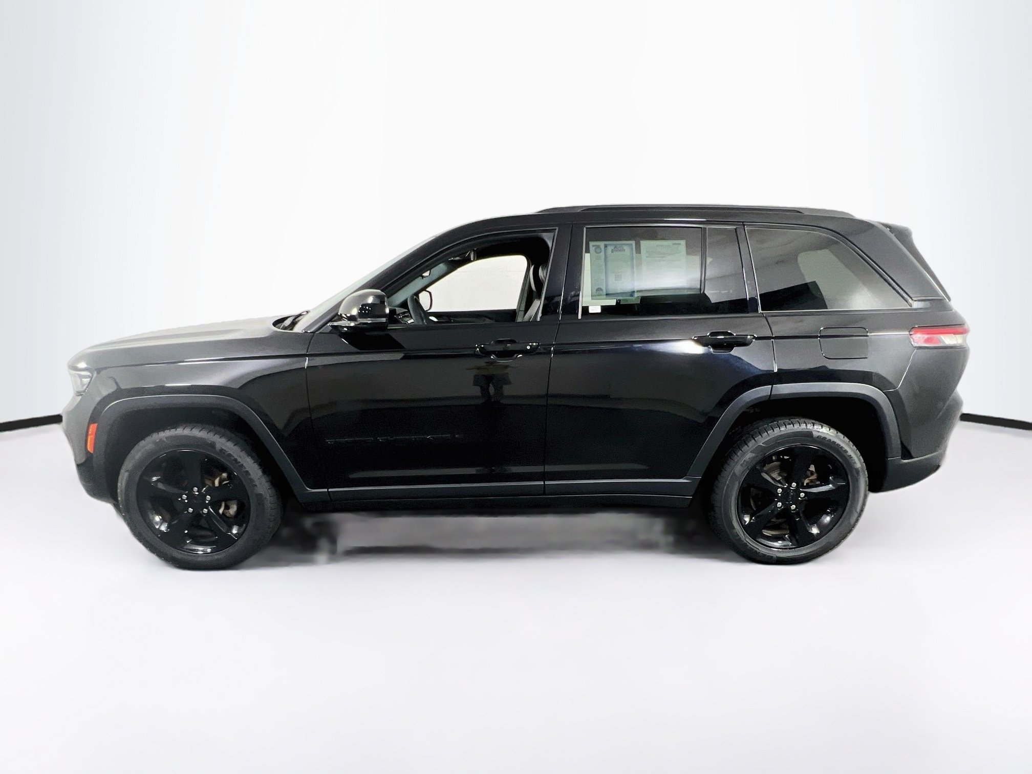 Used 2023 Jeep Grand Cherokee Altitude RWD image 8