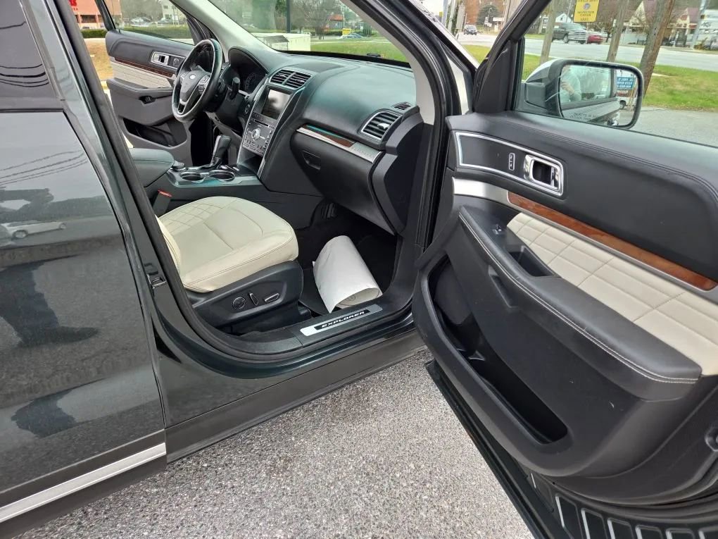Used 2016 Ford Explorer Platinum image 25