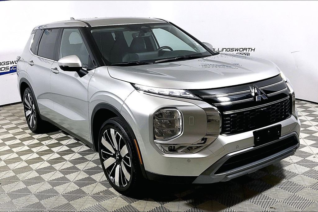 Used 2025 Mitsubishi Outlander SE image 3