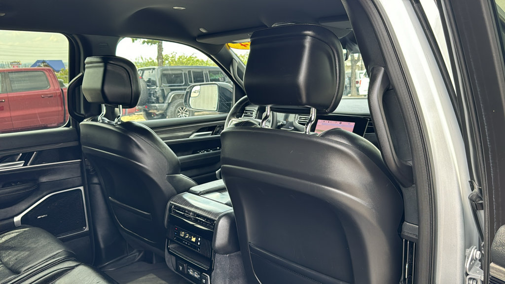 Used 2024 Jeep Wagoneer L Series II w/ Flexible Seating Group RWD image 23