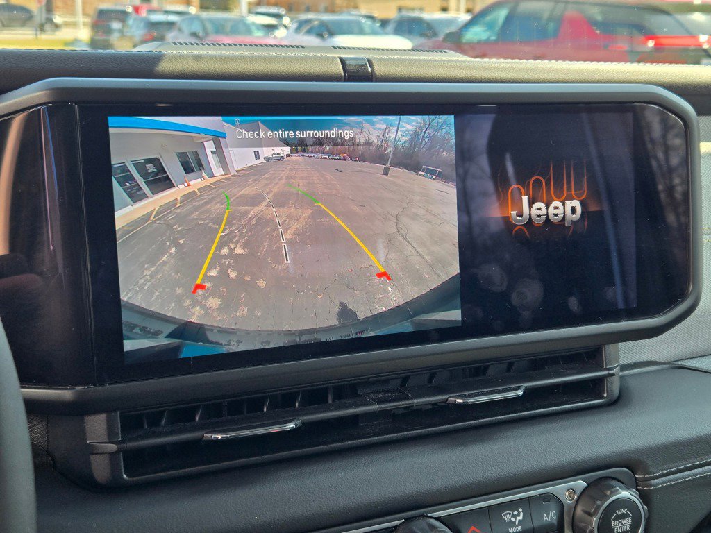 Used 2025 Jeep Wrangler Sahara image 24
