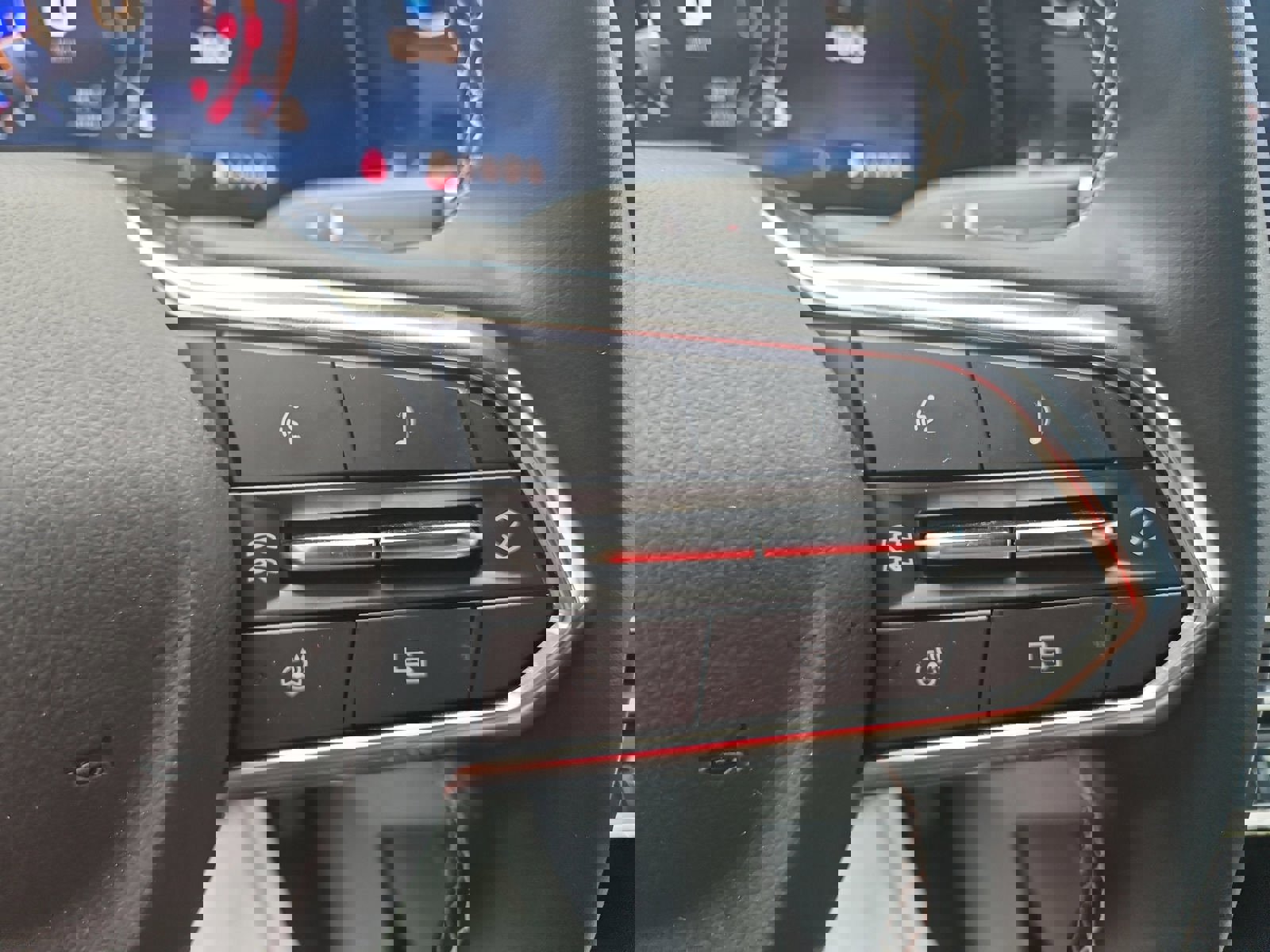 Used 2025 Chevrolet Traverse LT image 14