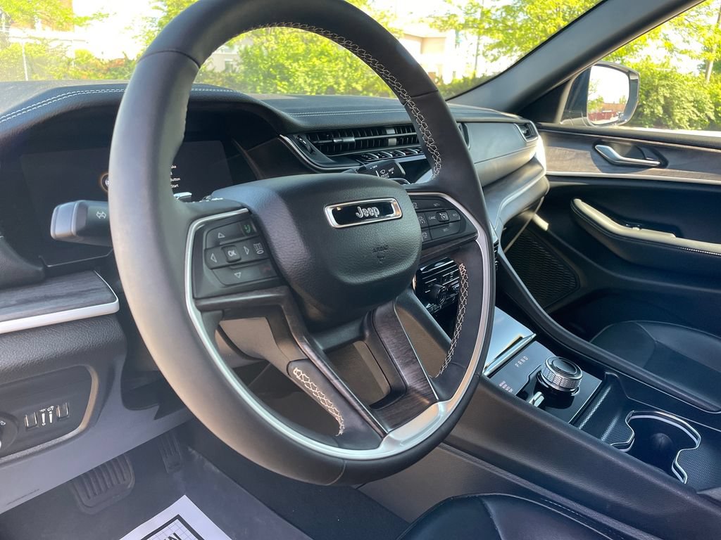 Used 2024 Jeep Grand Cherokee Limited w/ Black Appearance Package AWD/4WD image 14