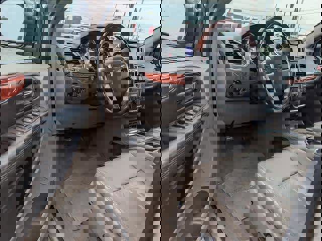 Used 2015 Chrysler Town & Country Limited Platinum image 6